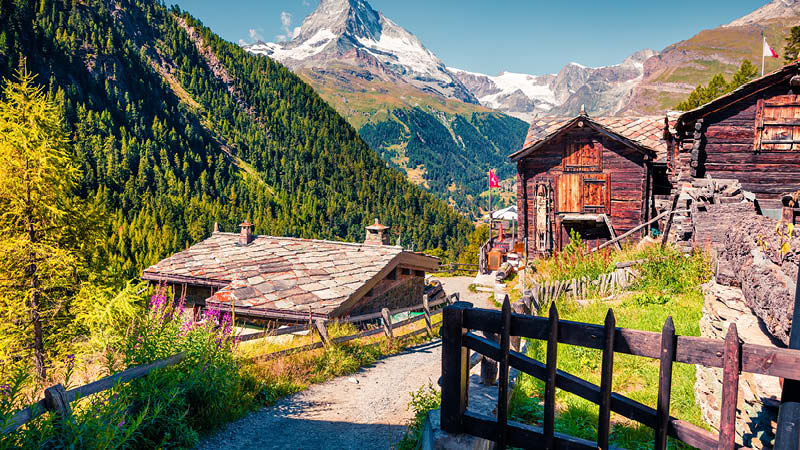 Den bilfria staden Zermatt vid berget Matterhorn i Schweiz.
